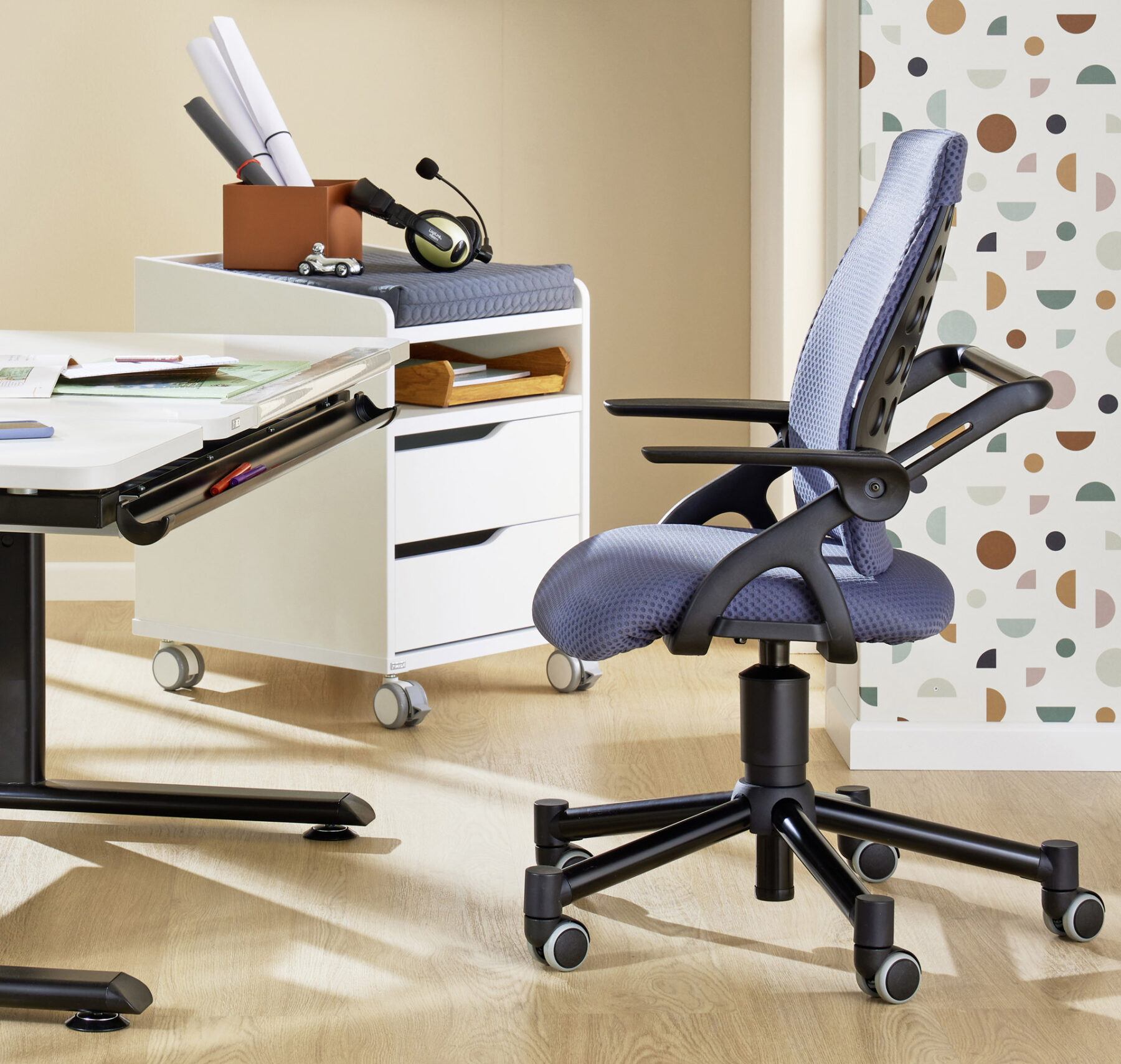 PAIDI Schreibtischstuhl Tio mit grauer Polsterung und lastabhängig gebremsten Sicherheitsdoppelrollen für optimale Mobilität und Schutz.